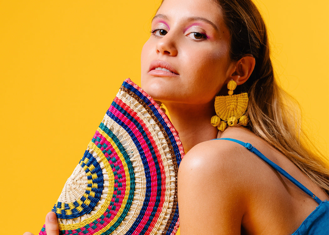 bolso de paja toquilla y pendientes de la nueva colección primavera verano 2024. artesanía ecuatoriana ancestral.