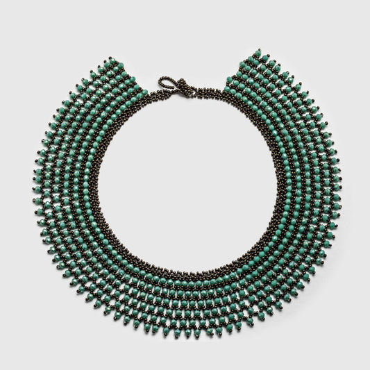 Collar y cuello elaborado con cuentas y piedras semipreciosas en color verde.. Confeccionado a mano por mujeres indígenas en Ecuador.